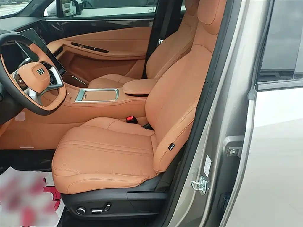 Geely Galaxy Galaxy L7 2025 EM-i 115km Explorer+ Edition фото 15