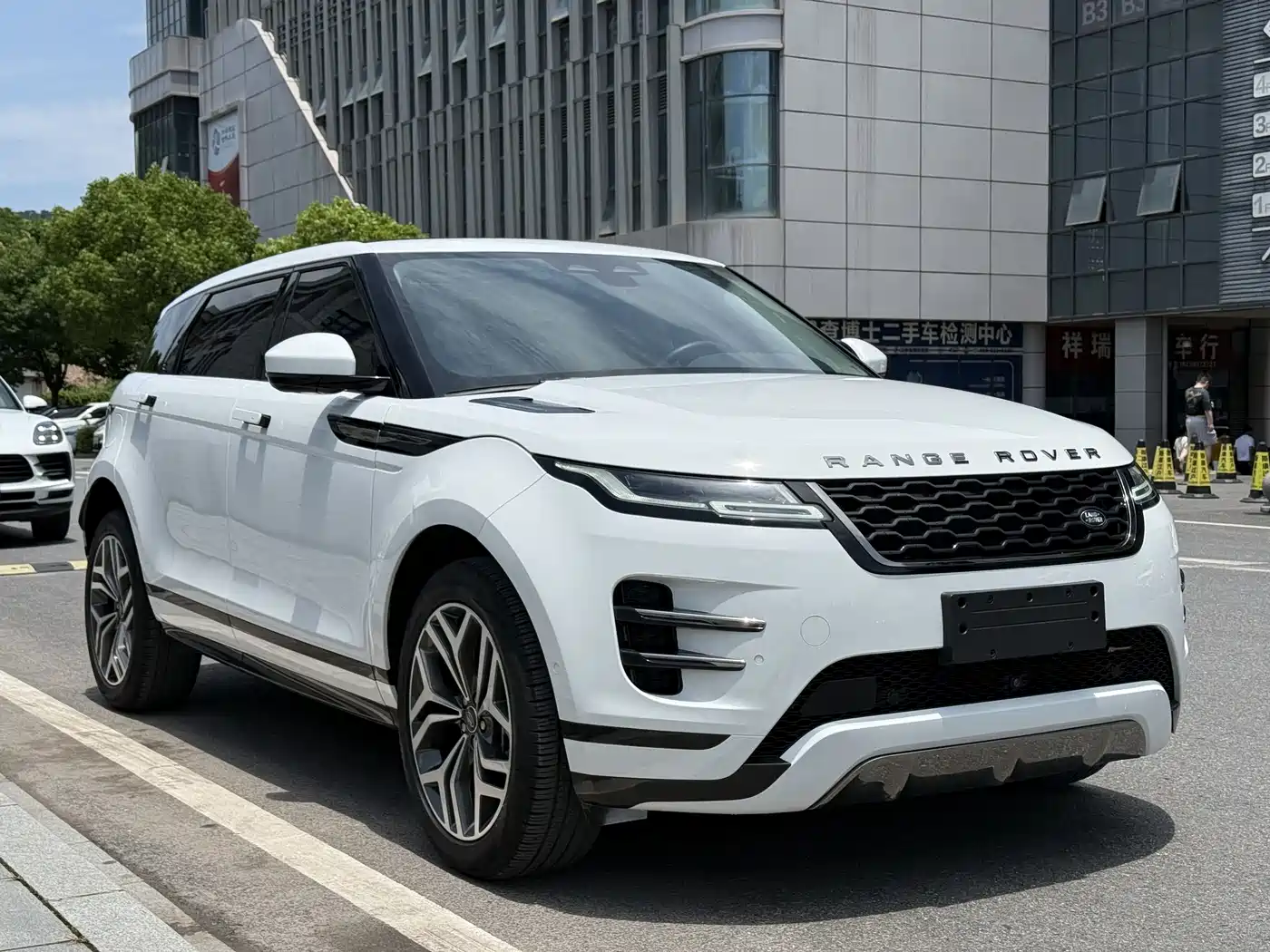 Land Rover Range Rover Evoque 2022 Range Rover Evoque L 249PS R-Dynamic HSE Luxury Edition фото 3