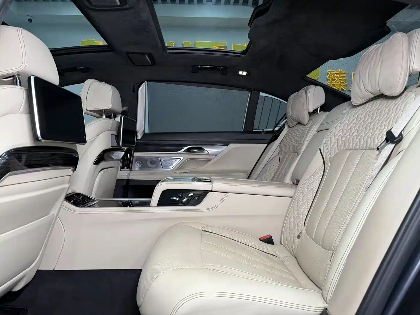 BMW 7 Series 2017 M760Li xDrive фото 16