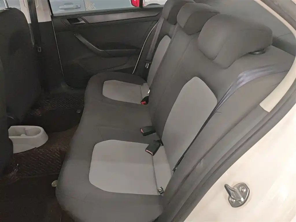 Škoda Rapid 2015 1.6L Automatic Joy Selection фото 17