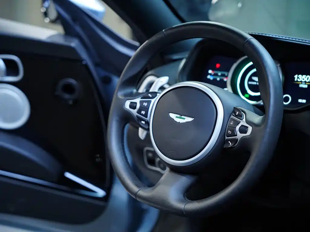 Фото 38 - Aston Martin DB11