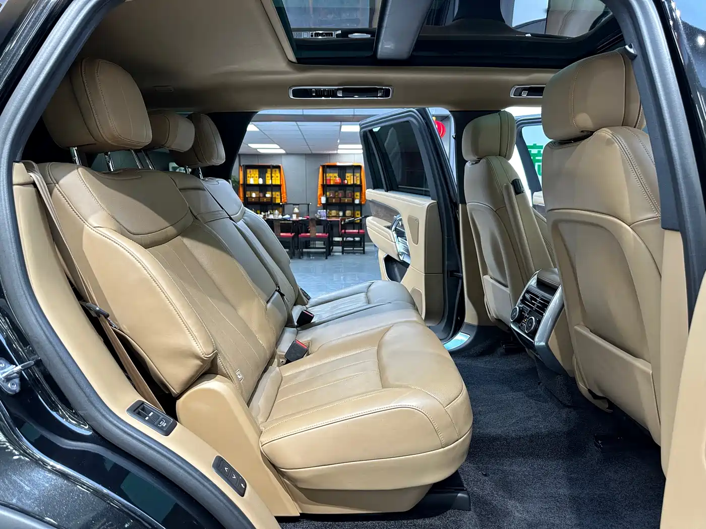 Land Rover Range Rover 2024 3.0 L6 400PS Golden Age Extended 7-Seater фото 11
