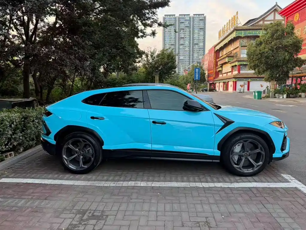Фото 2 - Lamborghini Urus