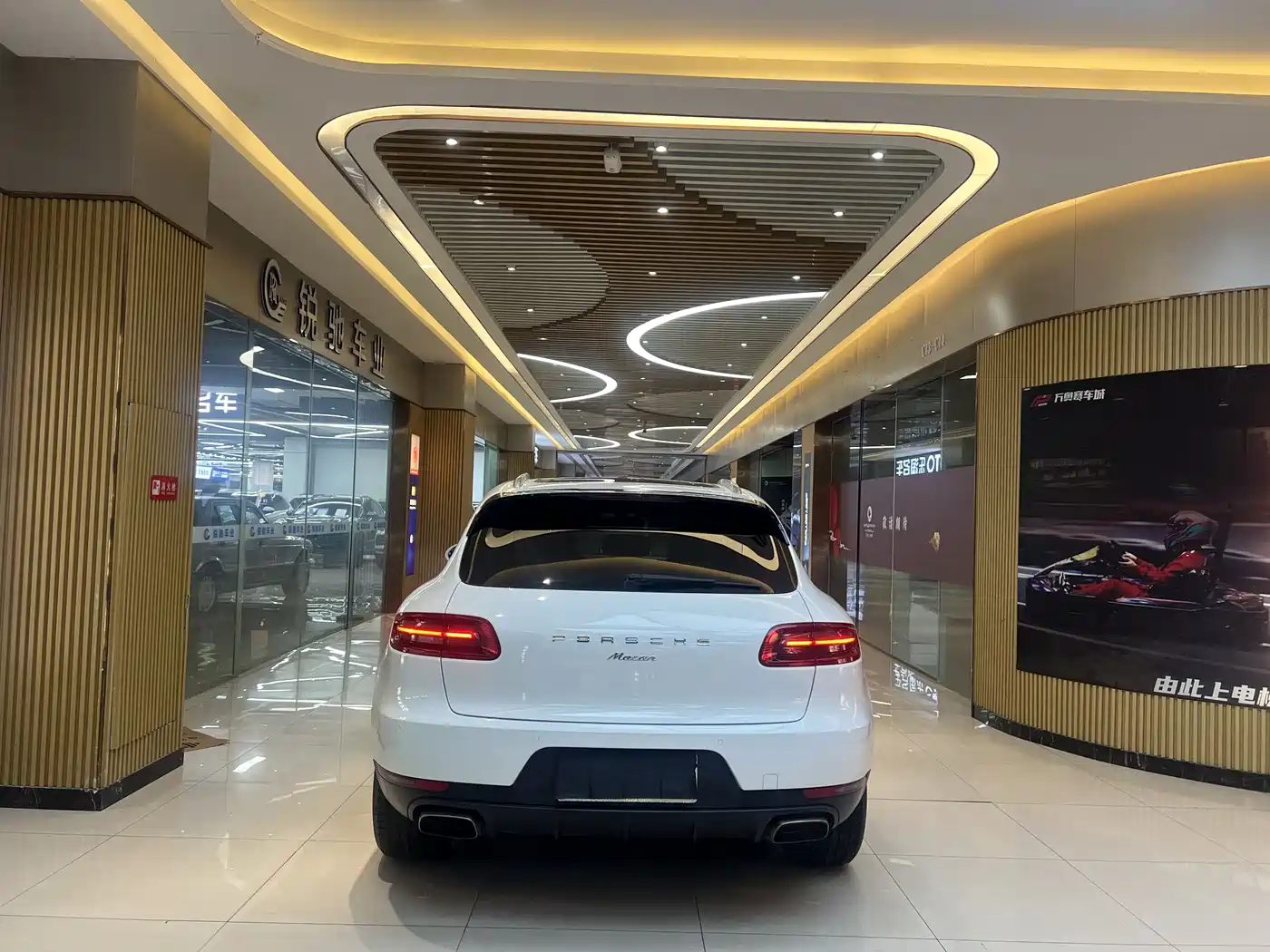 Porsche Macan 2016 Macan 2.0T фото 10