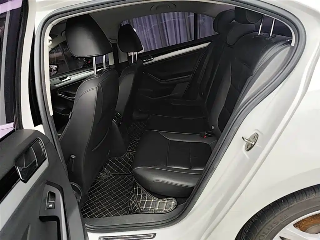 Volkswagen Sagitar 2018 280TSI DSG Spark Edition фото 17