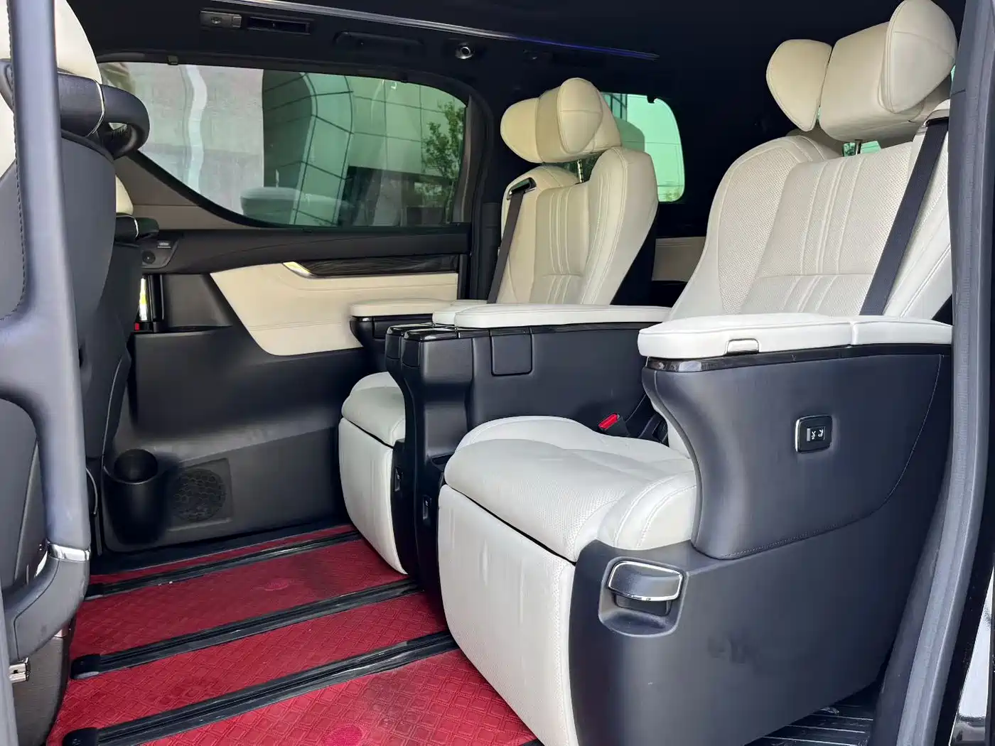 Lexus LM 2021 2020 300h Seven-Seater Elegance Edition