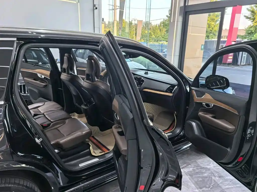Фото 9 - Volvo XC90
