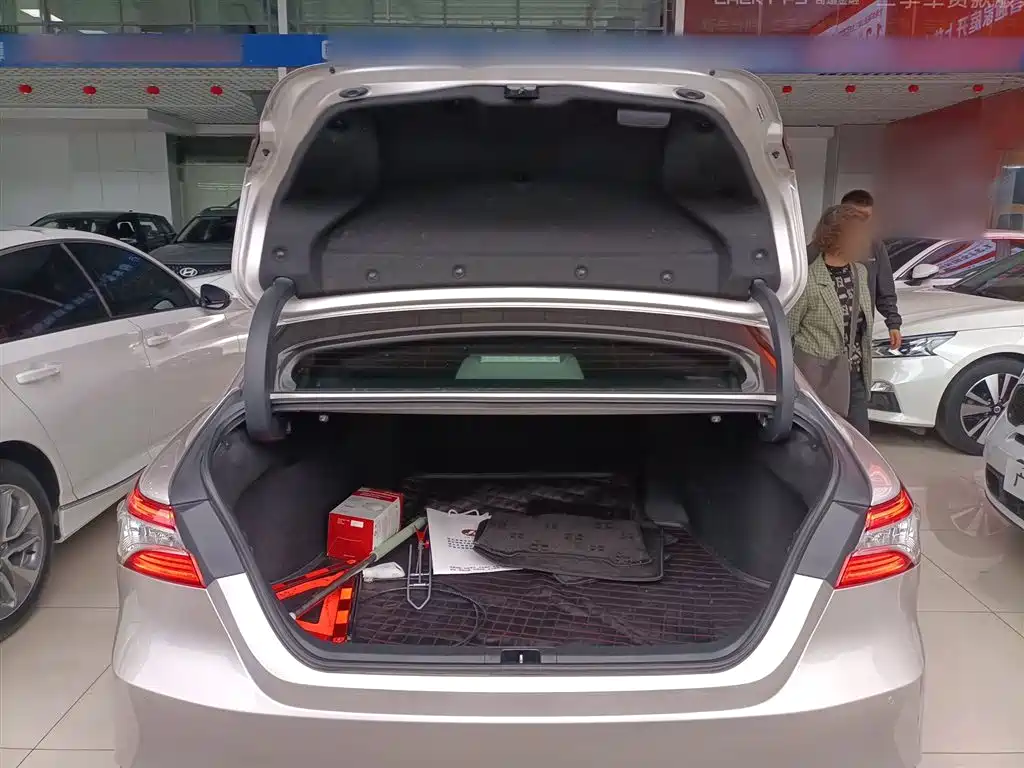 Toyota Camry 2018 2.5G Luxury Edition фото 16