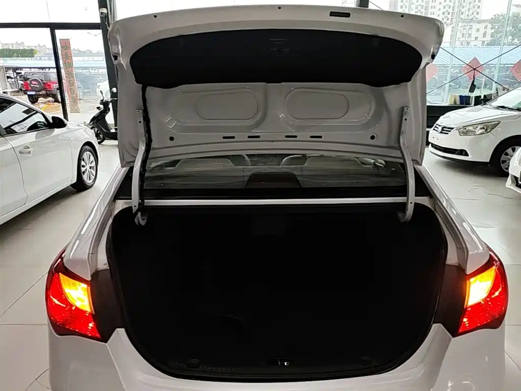 Hyundai Elantra 2011 1.6L Manual Luxury фото 19