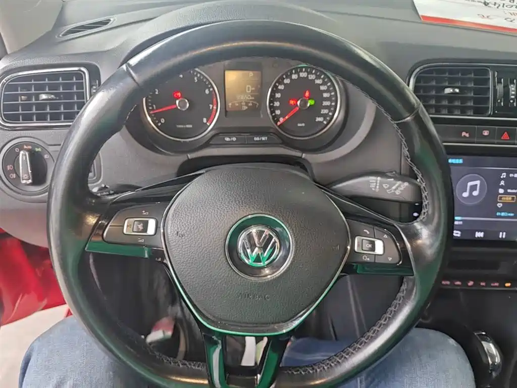 Volkswagen Polo 2014 1.6L Automatic Luxury Edition фото 11