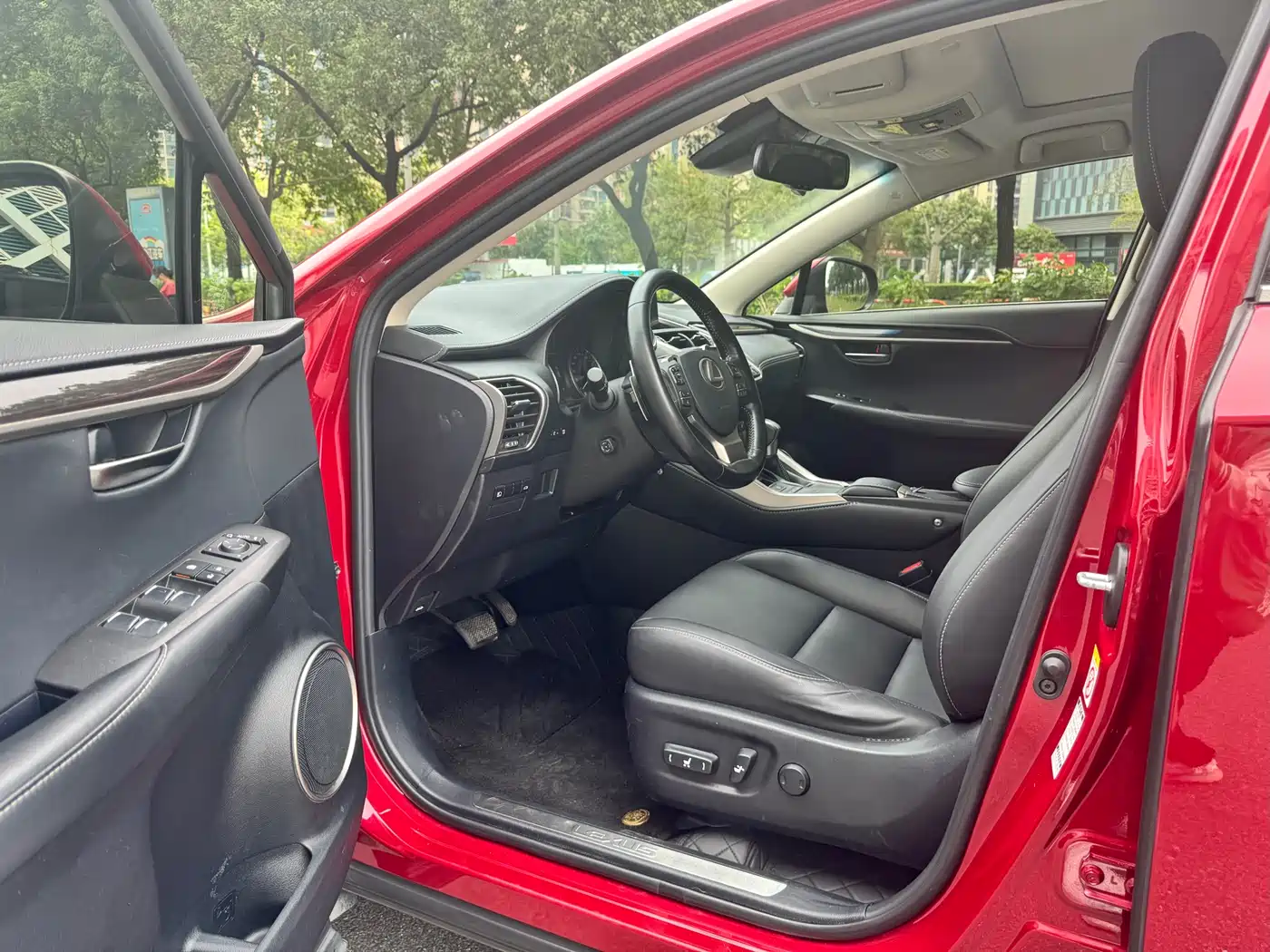 Lexus NX 2017 300h AWD Sharp Edition фото 4