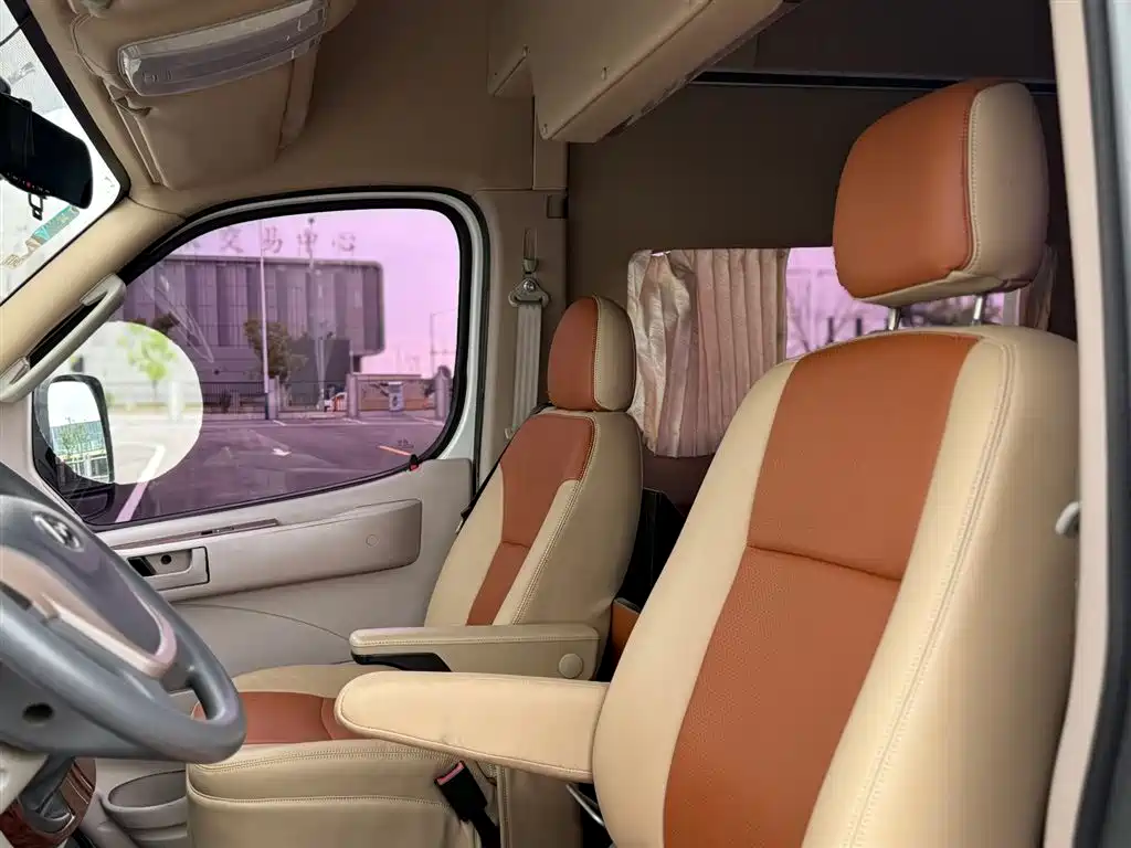 SAIC Maxus Xintu V80 2015 2.5T Manual Proud Transporter Edition Long Wheelbase High Roof фото 13
