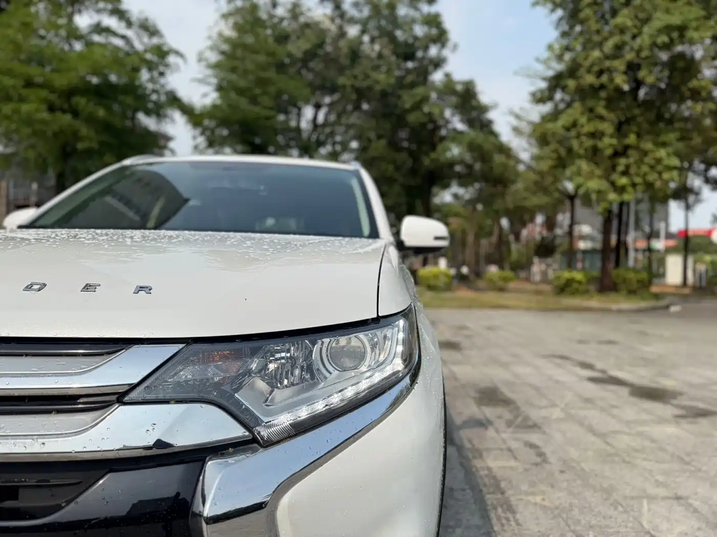 MITSUBISHI OUTLANDER