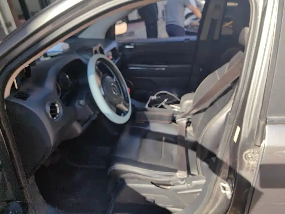 Photo 8 - Jeep Compass (Import)