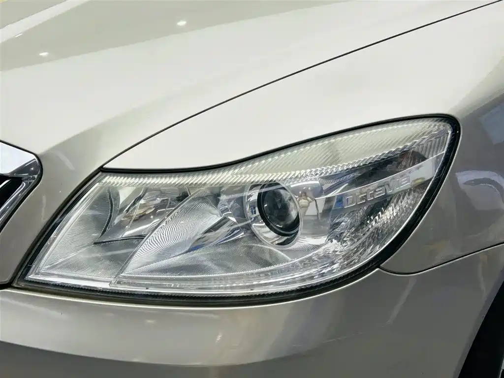 Škoda Octavia 2012 1.6L Auto Yijun Edition фото 11