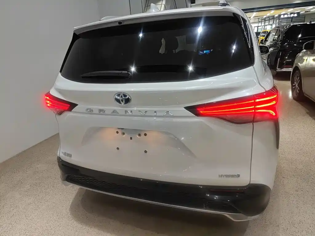 Фото 6 - Toyota Granvia