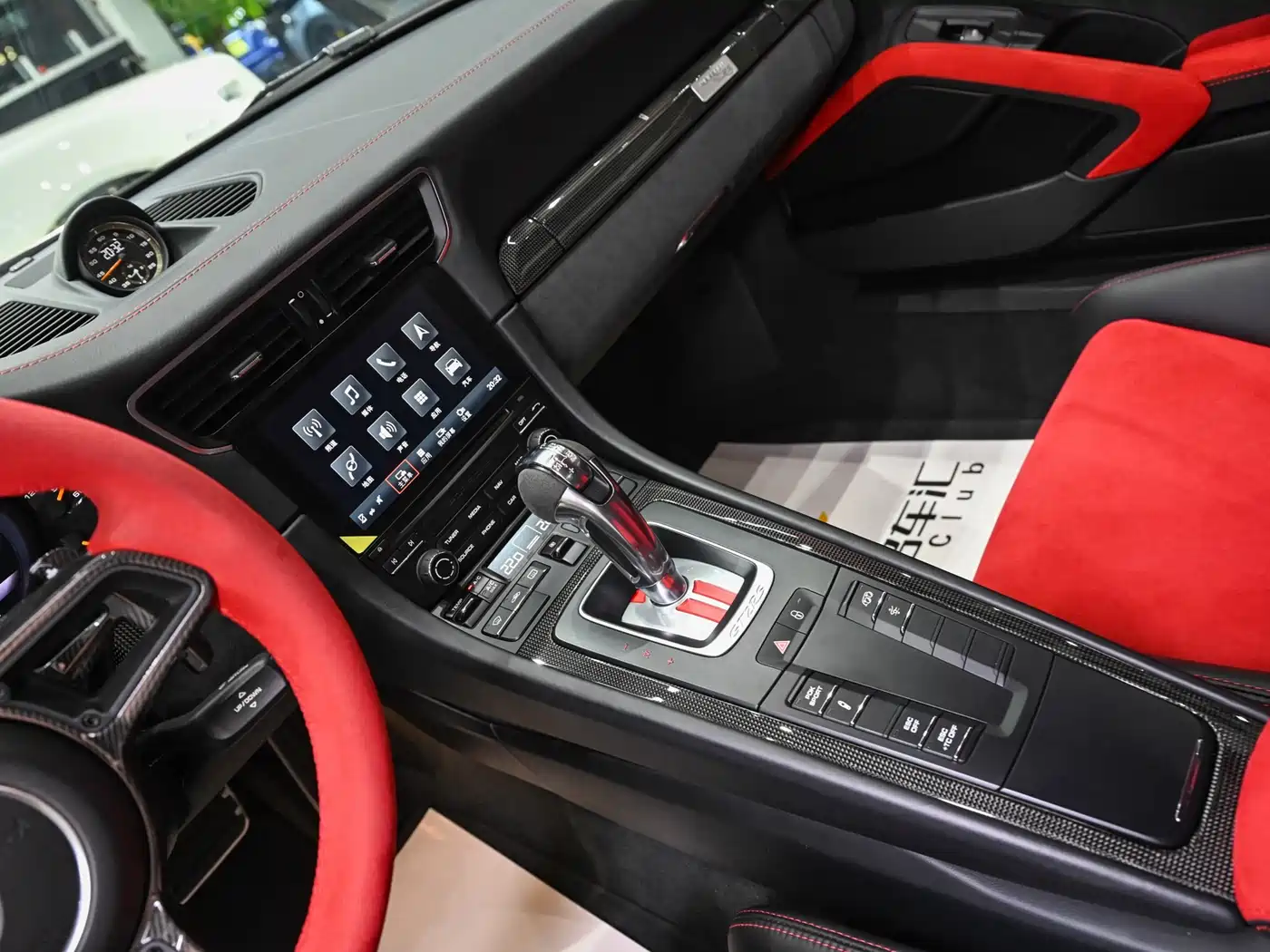 Porsche 911 2018 GT2 RS 3.8T фото 12