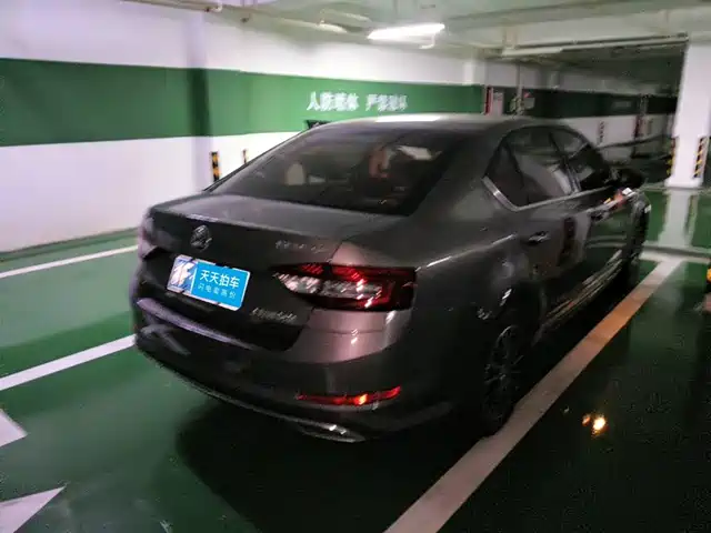 Škoda Octavia 2018 1.6L Automatic Luxury — фото 2