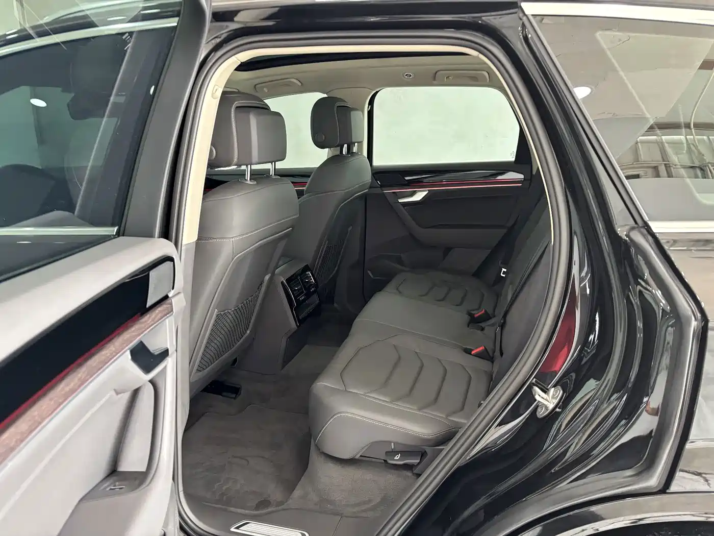Volkswagen Touareg 2025 2023 3.0TSI R-Line Classic Sports Package