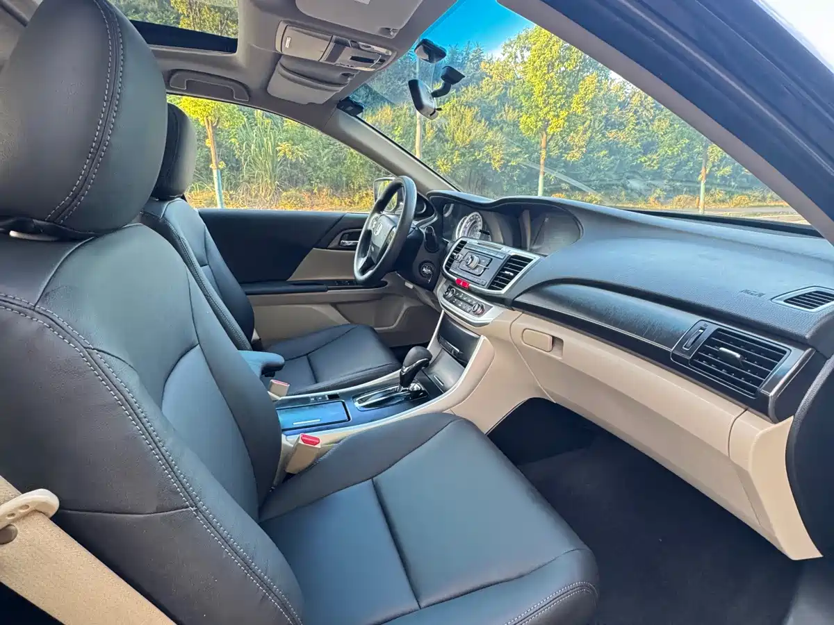Фото 4 - Honda Accord