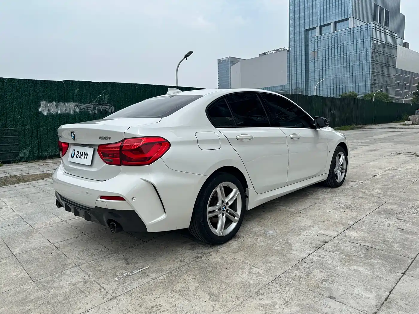 BMW 1 Series 2021 120i M Sport Shadow Edition фото 6