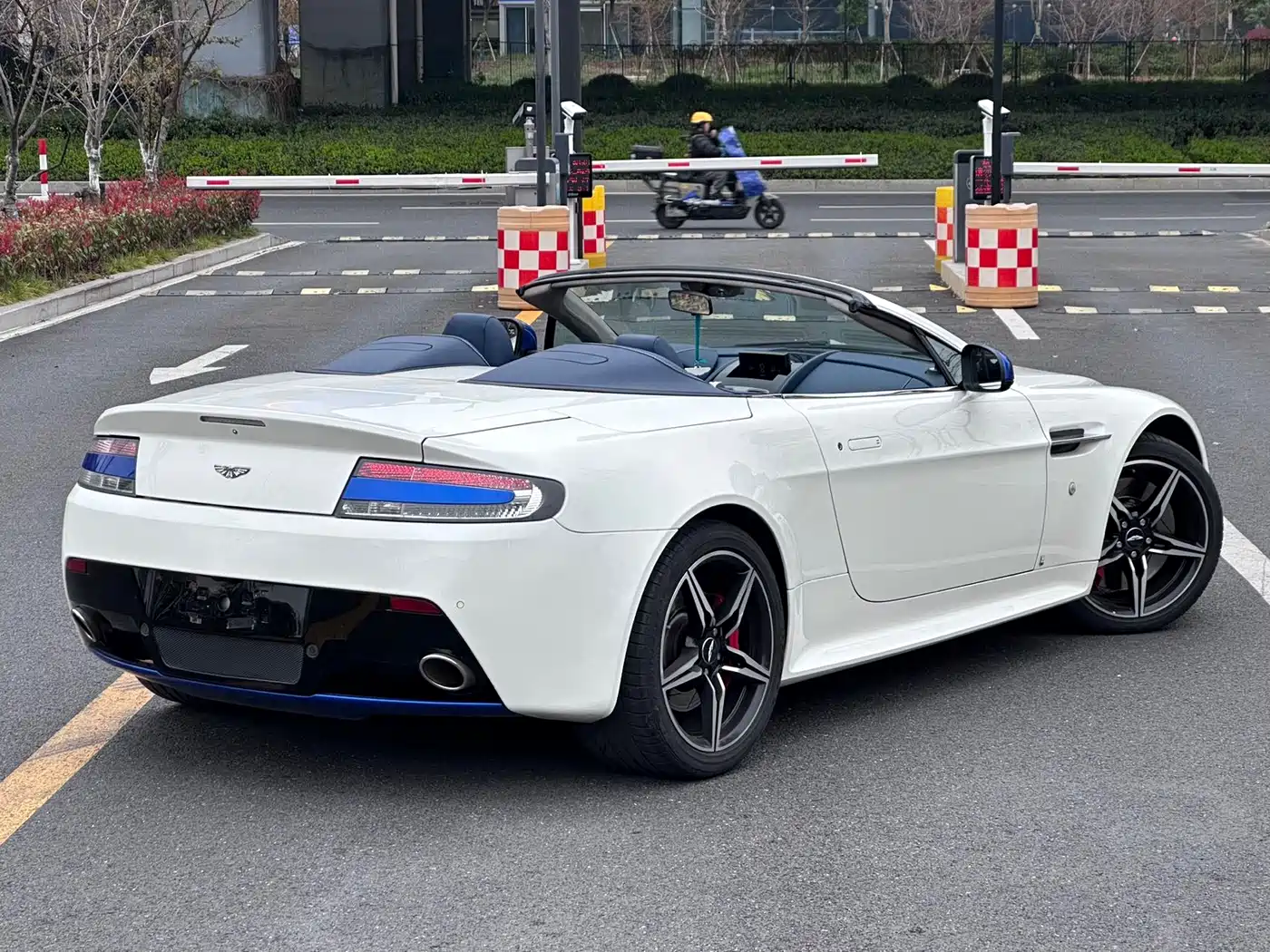 Aston Martin V8 Vantage 2017 4.7L S British Limited Convertible фото 14