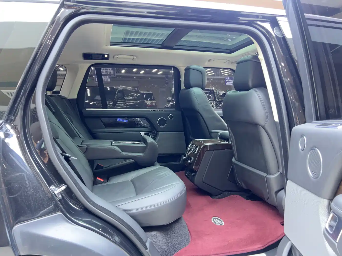 Land Rover Range Rover 2020 3.0 L6 Heritage Extended Edition фото 7