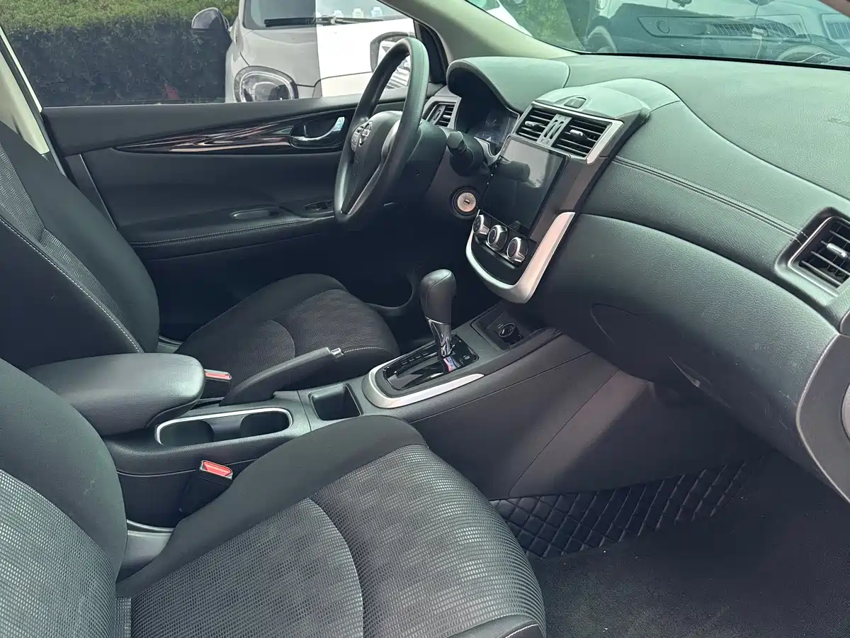 Фото 7 - Nissan Tiida