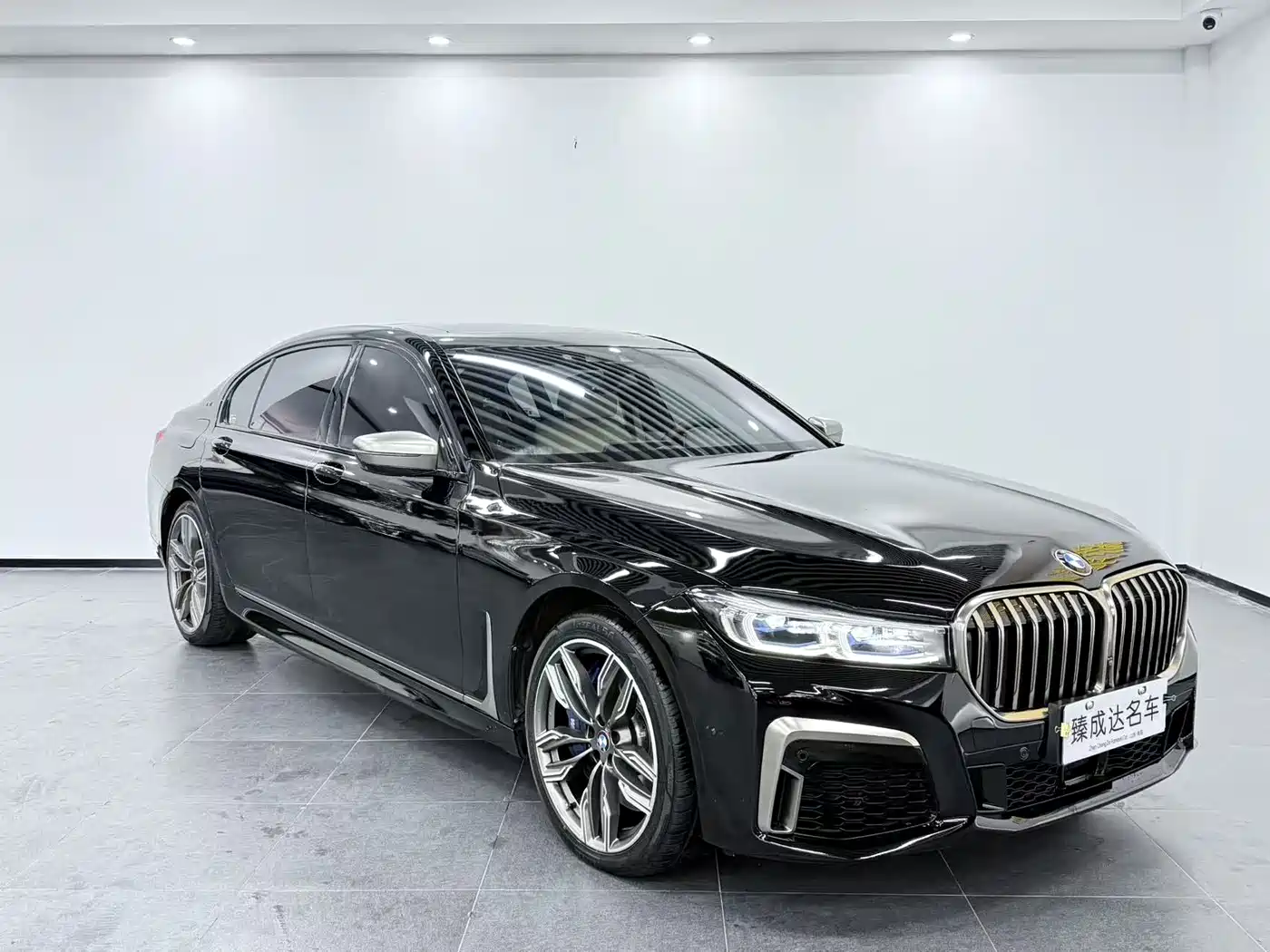 BMW 7 Series 2017 M760Li xDrive фото 2