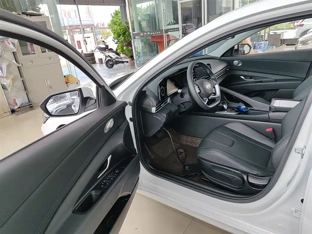 Hyundai Elantra 2023 1.5L CVT GLX Elite Edition фото 16
