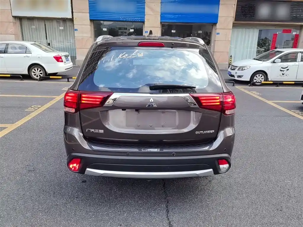 MITSUBISHI OUTLANDER