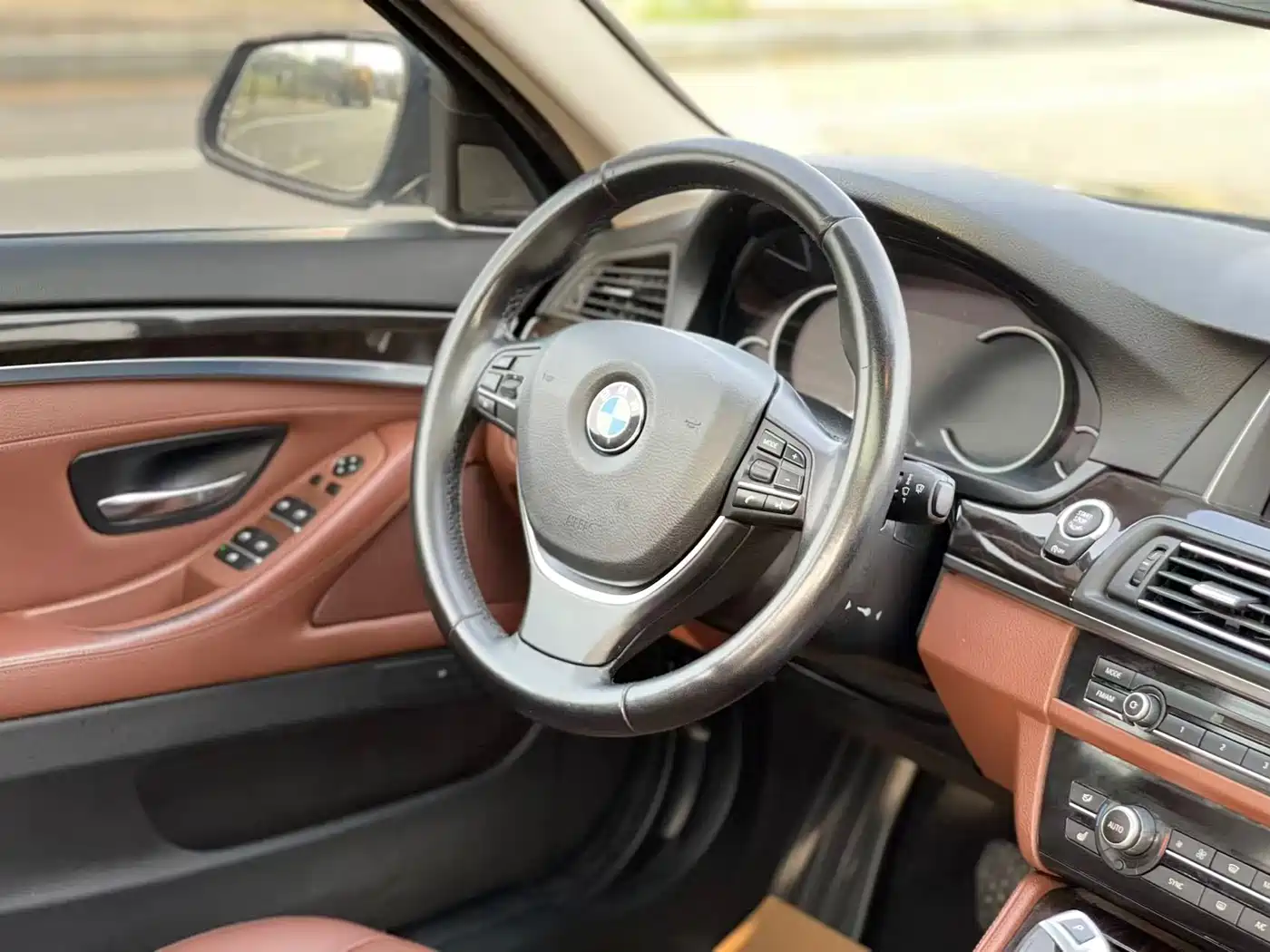 BMW 5 Series 2014 528Li Leading Edition фото 19