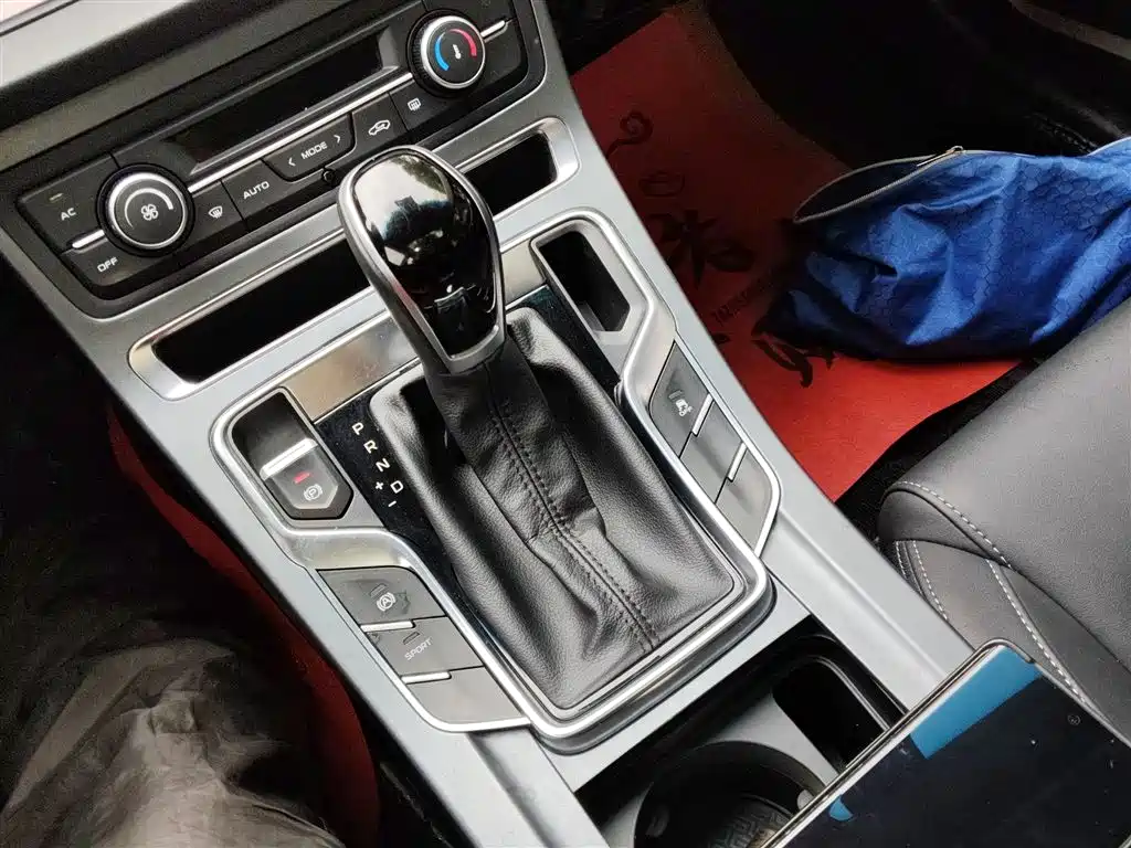 Фото 10 - Geely Emgrand