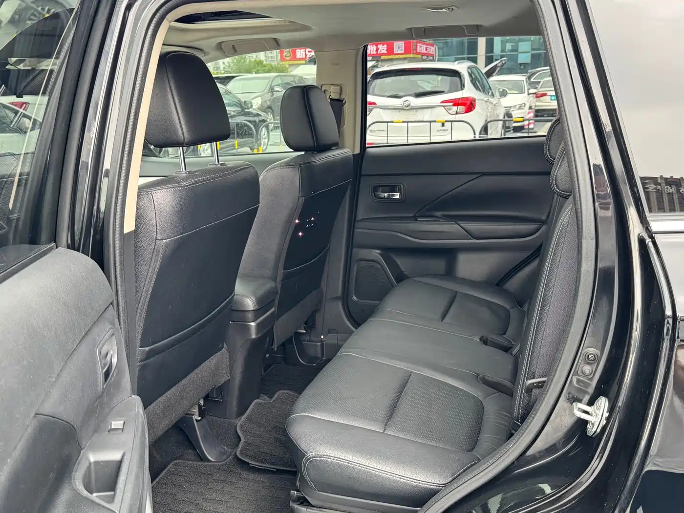 Mitsubishi Outlander (Import) 2014 2.4L 4WD Luxury Value Edition 7-seater фото 7