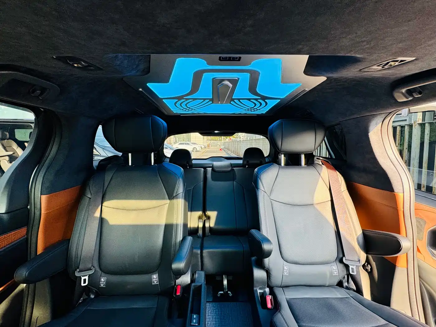 Toyota Sienna 2024 2.5L Hybrid 4WD Premium Edition фото 21