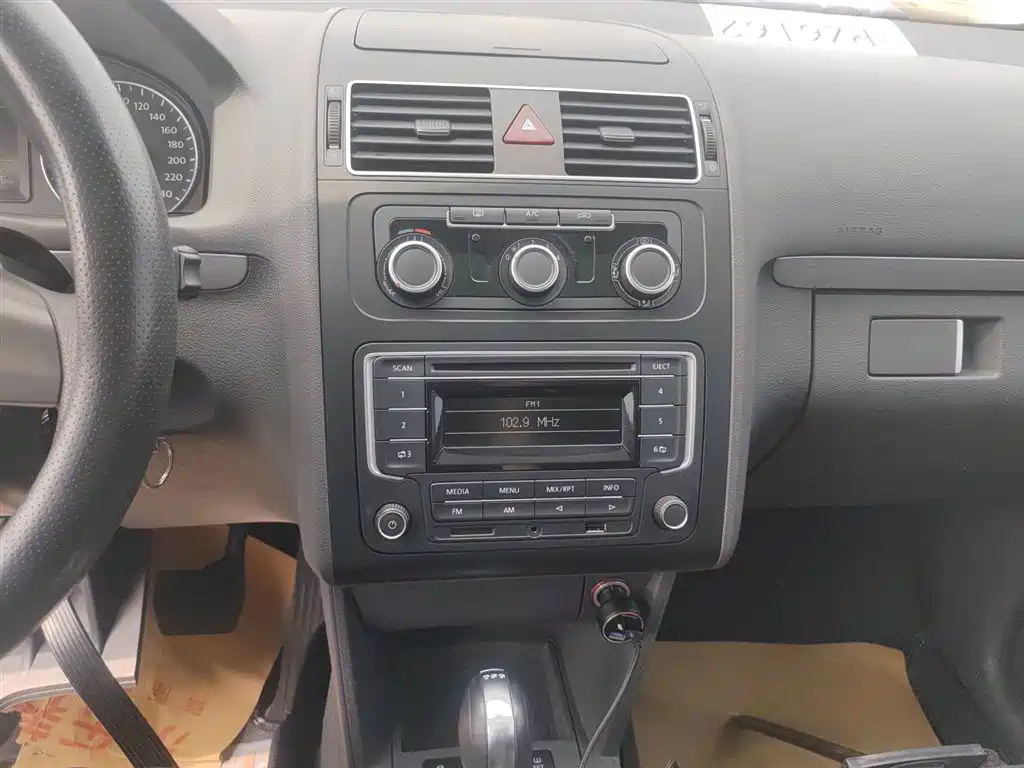 Volkswagen Touran 2015 1.4T DSG Comfort Edition 5-seater фото 9