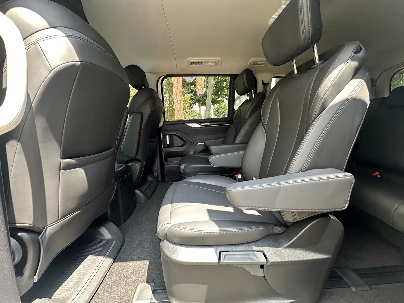 SAIC Maxus Maxus G10 2025 MAX 2.0T Automatic Executive Edition Gasoline 7-Seater фото 15