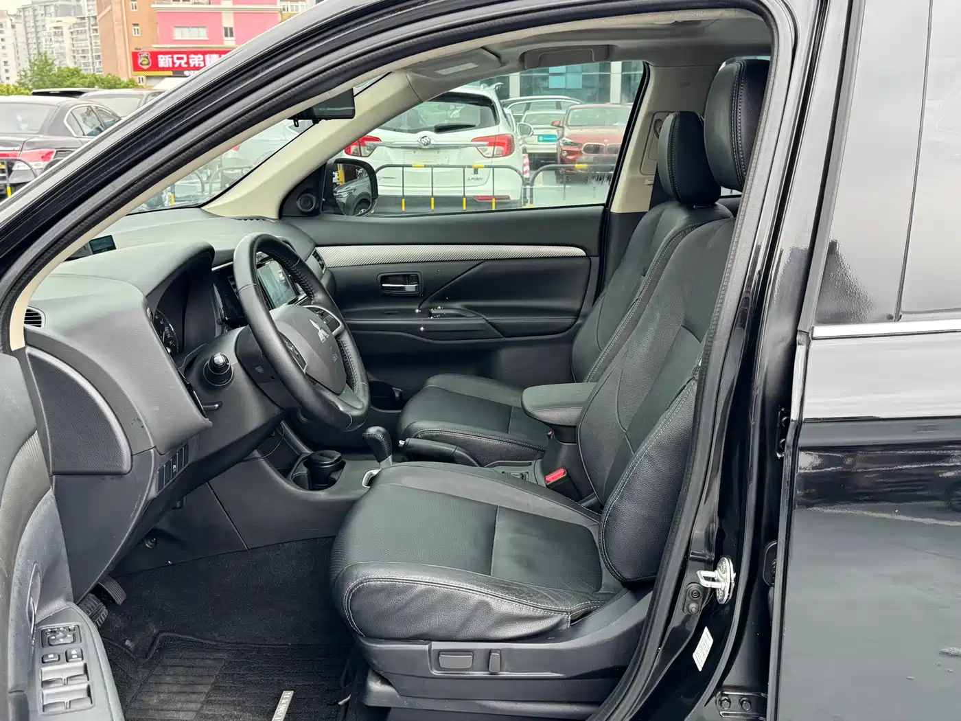 Mitsubishi Outlander (Import) 2014 2.4L 4WD Luxury Value Edition 7-seater фото 6