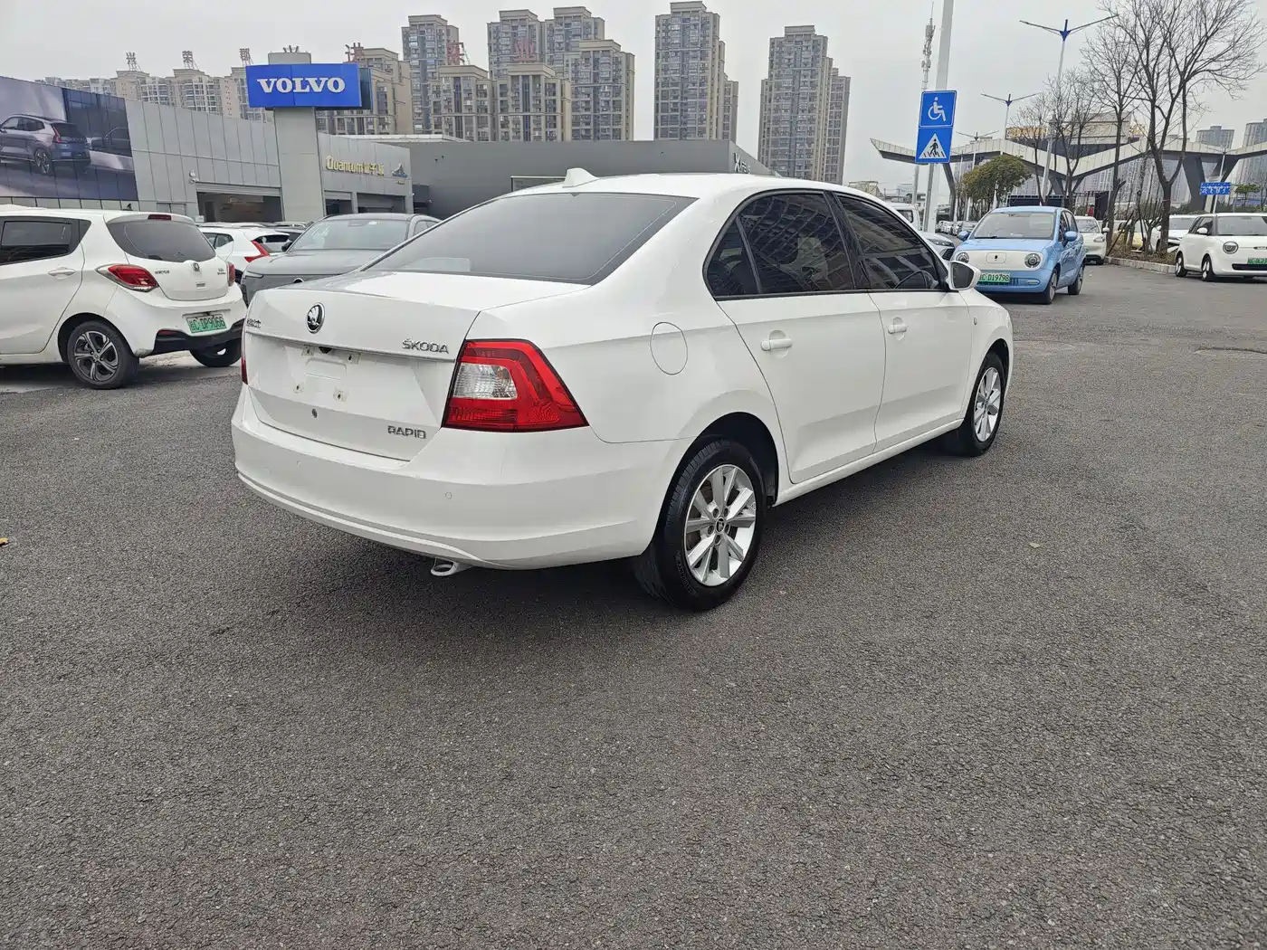 Škoda Rapid 2015 1.6L Manual Smart Selection фото 4