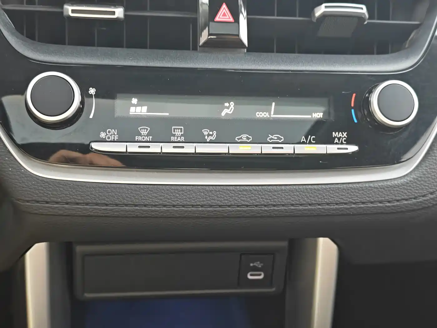 Toyota Frontlander 2023 2.0L CVT Luxury Edition фото 18
