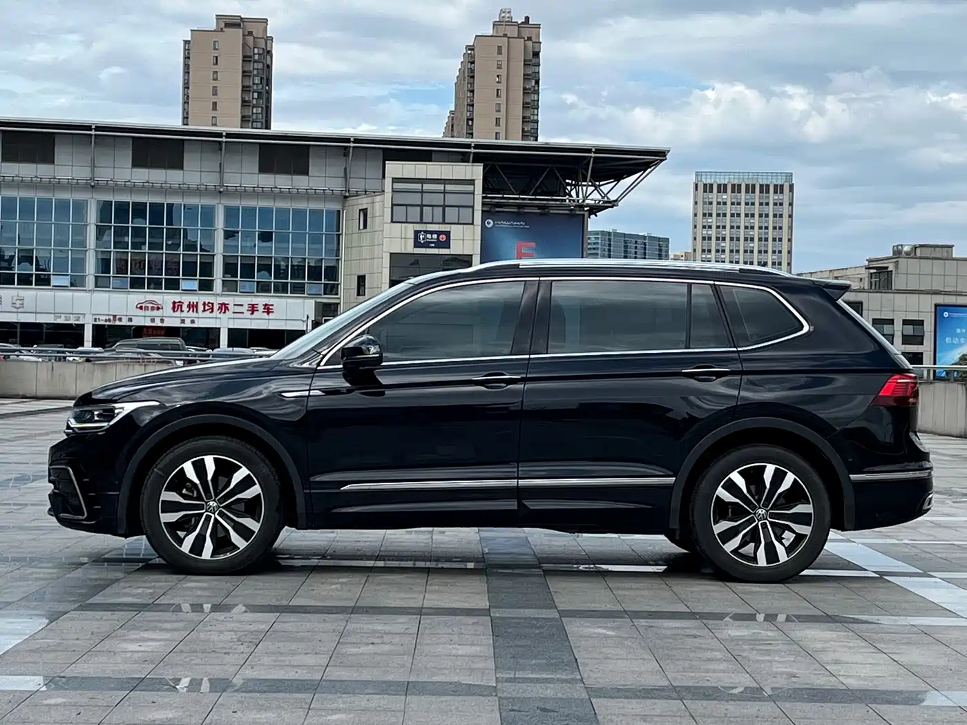Volkswagen Tiguan L 2023 Facelift 330TSI Auto FWD R-Line Premium фото 3