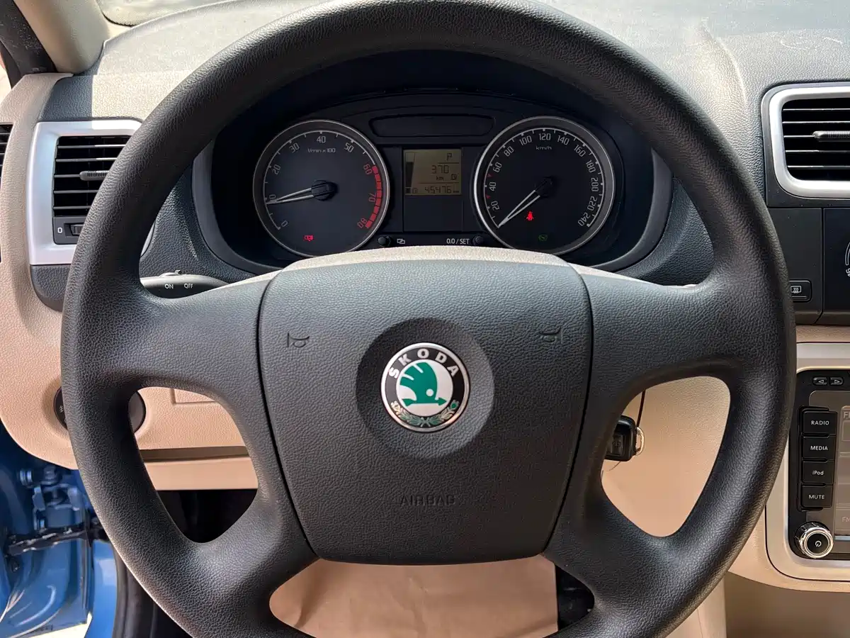 Škoda Fabia 2011 1.4L Automatic Crystal Edition фото 8