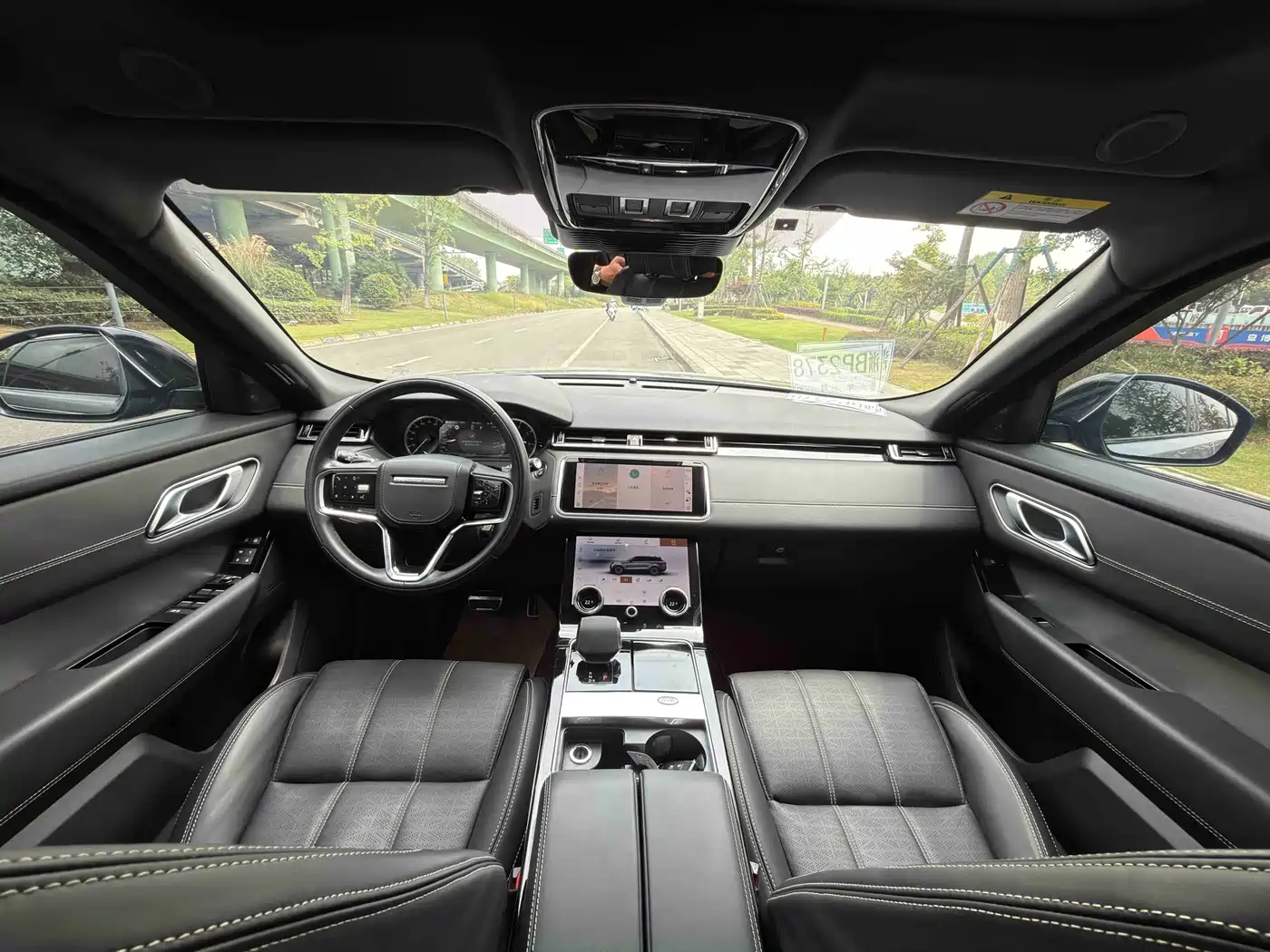 Land Rover Range Rover Velar 2023 250PS Gloss Black Collector's Edition фото 11