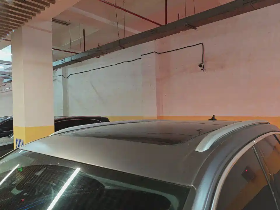 Photo 2 - Volkswagen Touareg