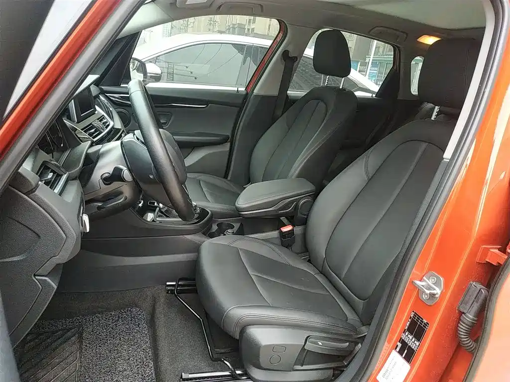BMW 2 Series Touring 2019 218i Leading фото 8
