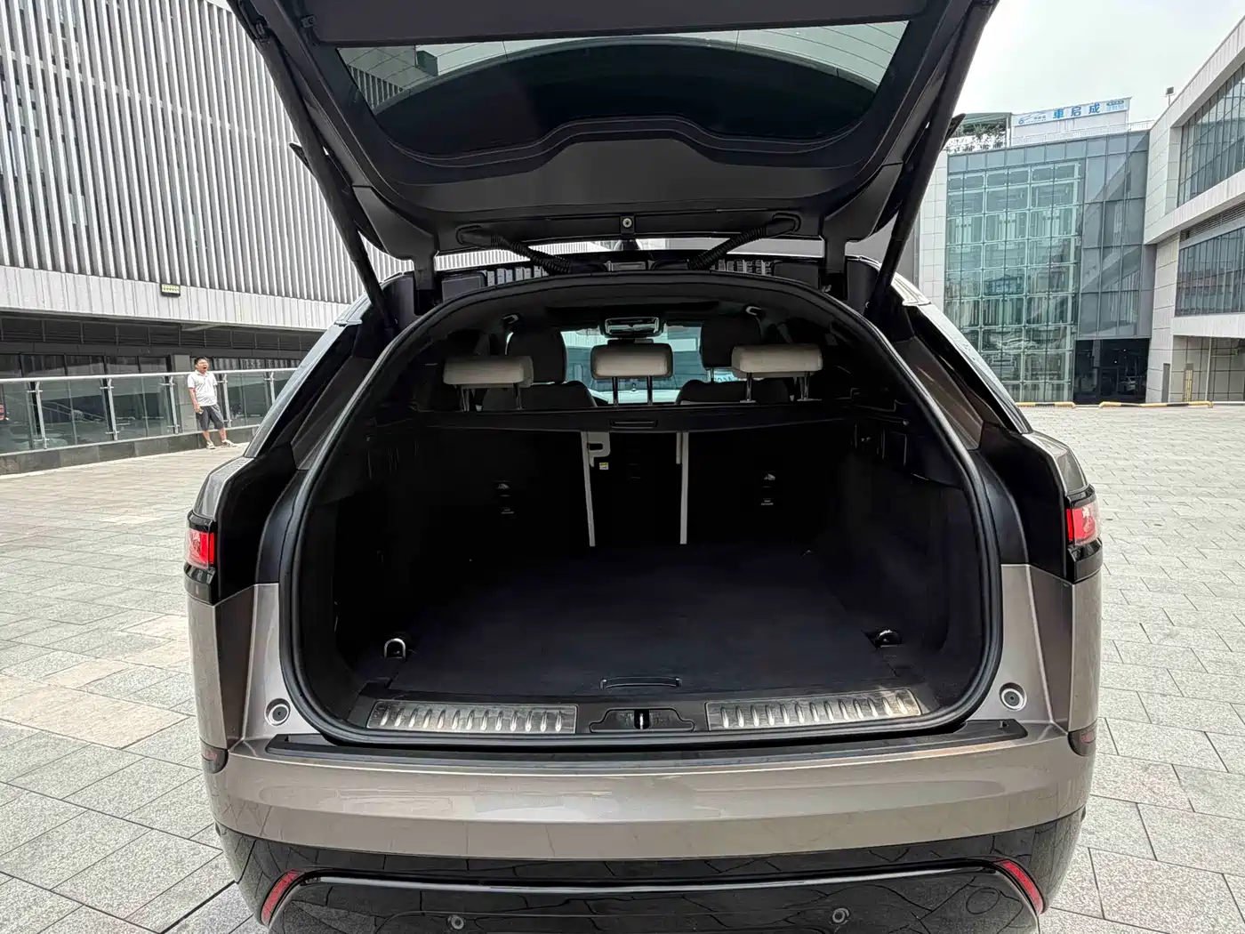 Land Rover Range Rover Velar 2021 P250 Gloss Black Collector's Edition фото 14