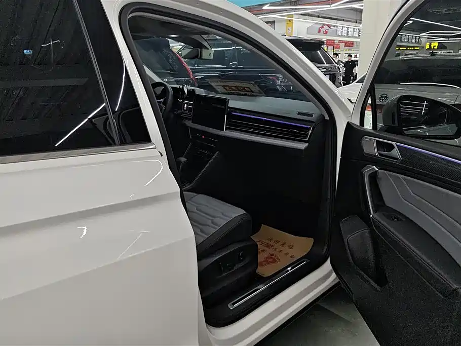 Volkswagen Tiguan L 2022 330TSI Automatic 2WD R-Line Flagship Edition фото 8