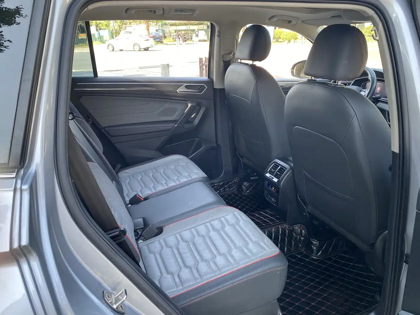 Volkswagen Tiguan L 2022 330TSI Automatic 2WD R-Line Flagship Edition фото 13