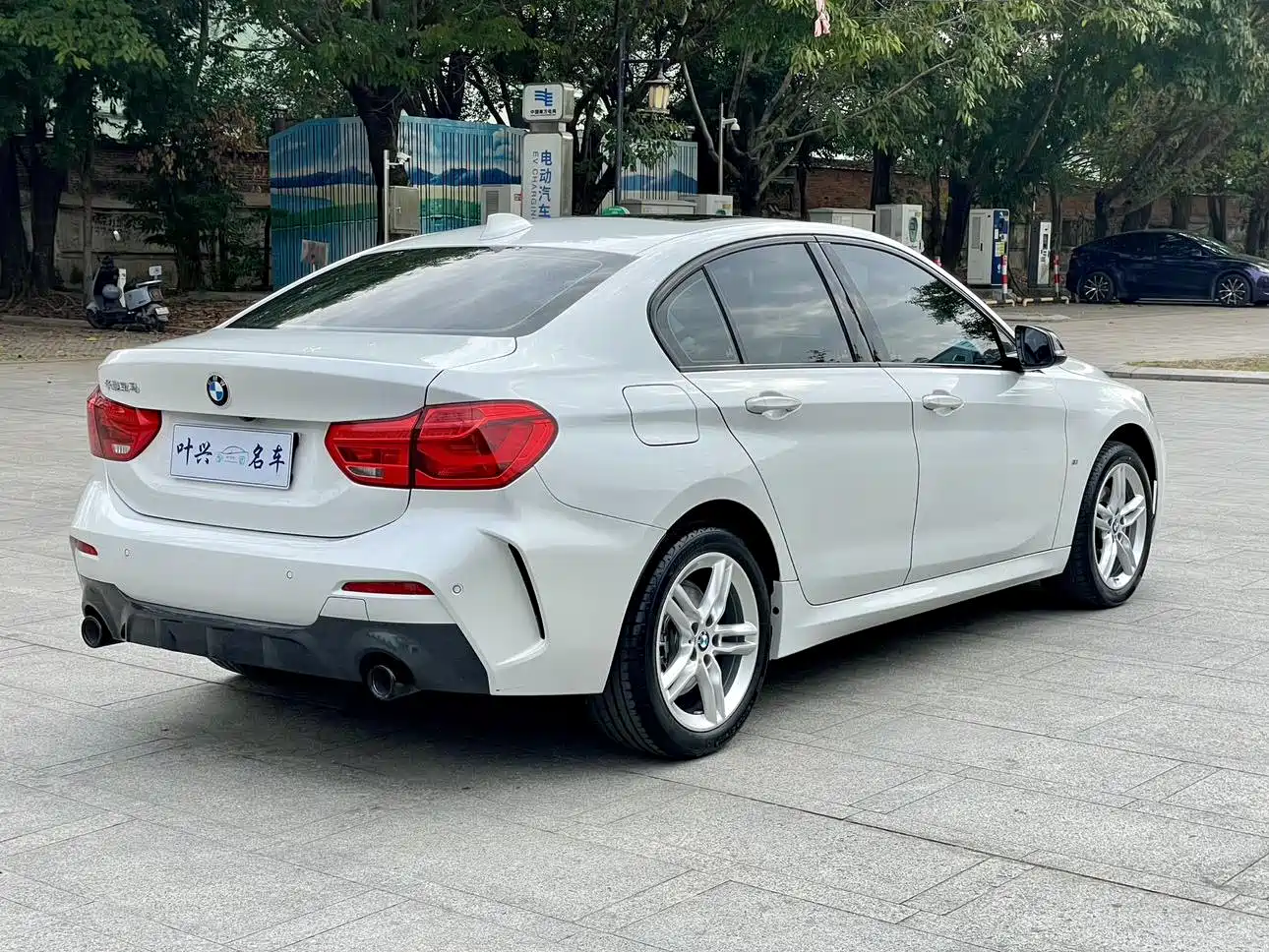 BMW 1 Series 2021 120i M Sport Shadow Edition фото 15
