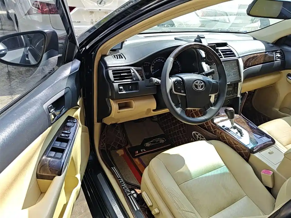 Toyota Camry 2015 2.0G Leading Edition фото 16